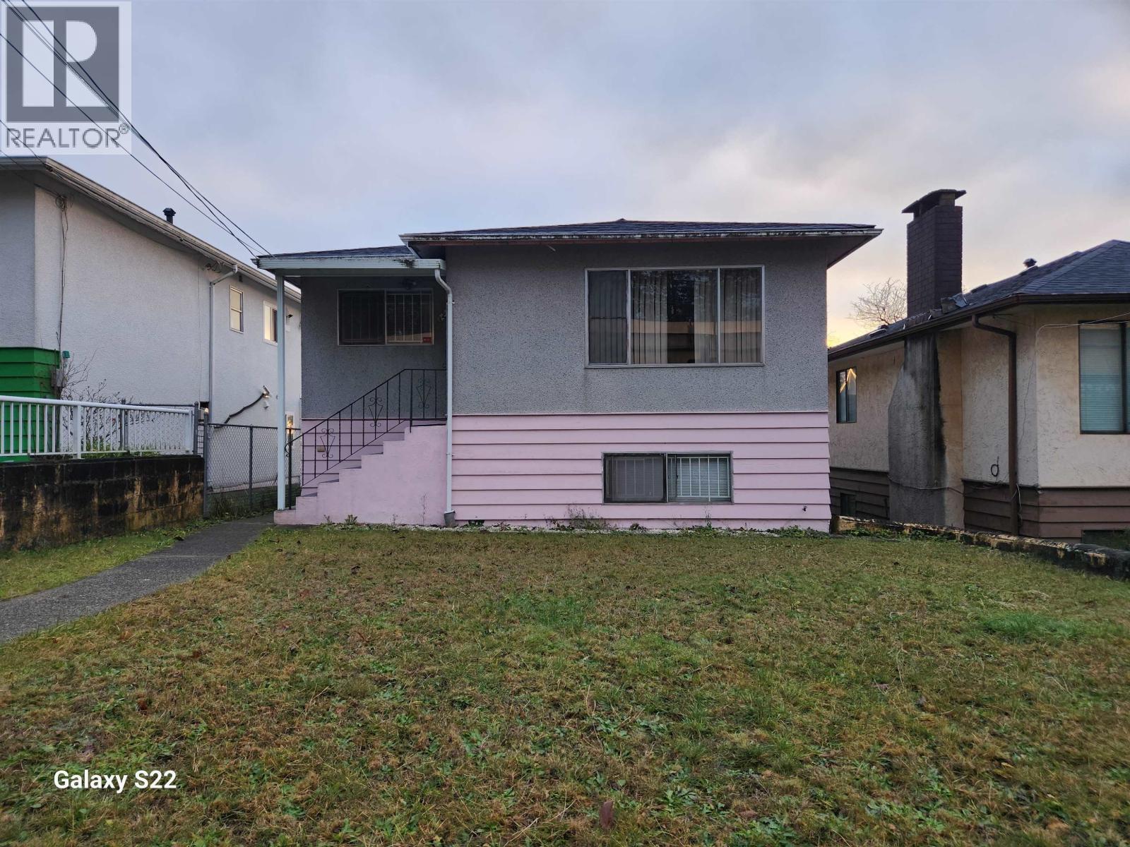 3228 Vanness Avenue, Vancouver, British Columbia  V5R 5A5 - Photo 1 - R3080105