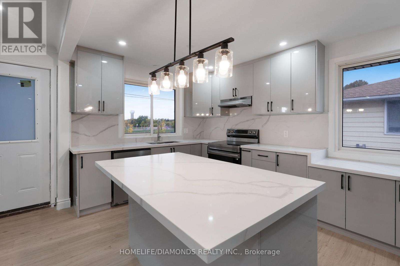 Upper - 210 Mackan Street, Thorold, Ontario  L2V 1G7 - Photo 12 - X12713210