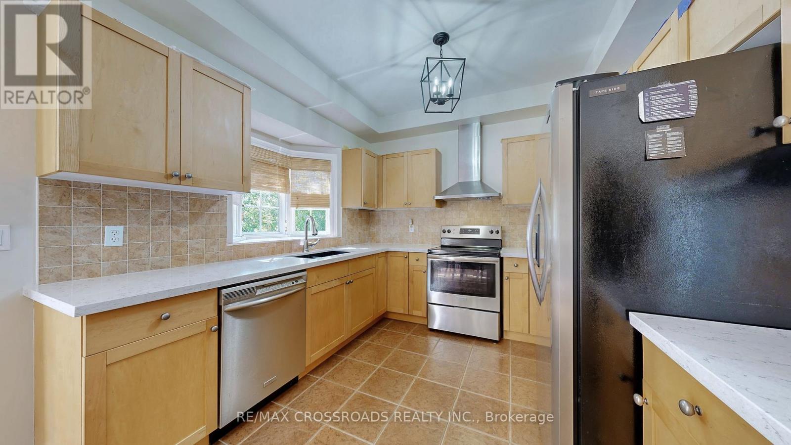 8 Roberson Drive, Ajax, Ontario  L1T 3Y6 - Photo 10 - E12712092