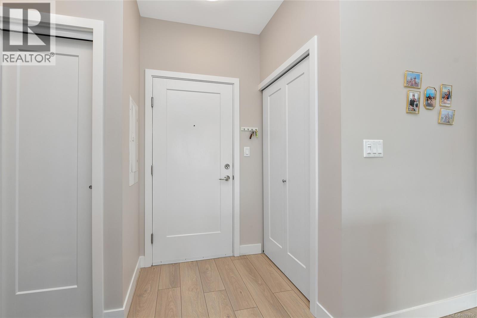 406 1020 Inverness Rd, Saanich, British Columbia V8X 0B1 - Photo 3 - 1022830