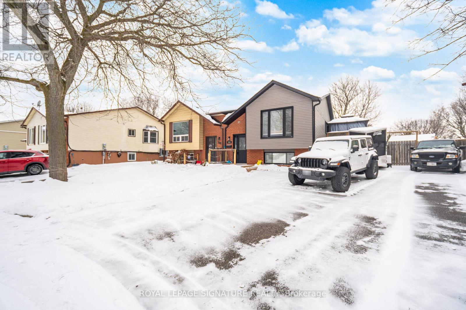 204 Medina Court, Oshawa, Ontario  L1J 7E1 - Photo 4 - E12713500