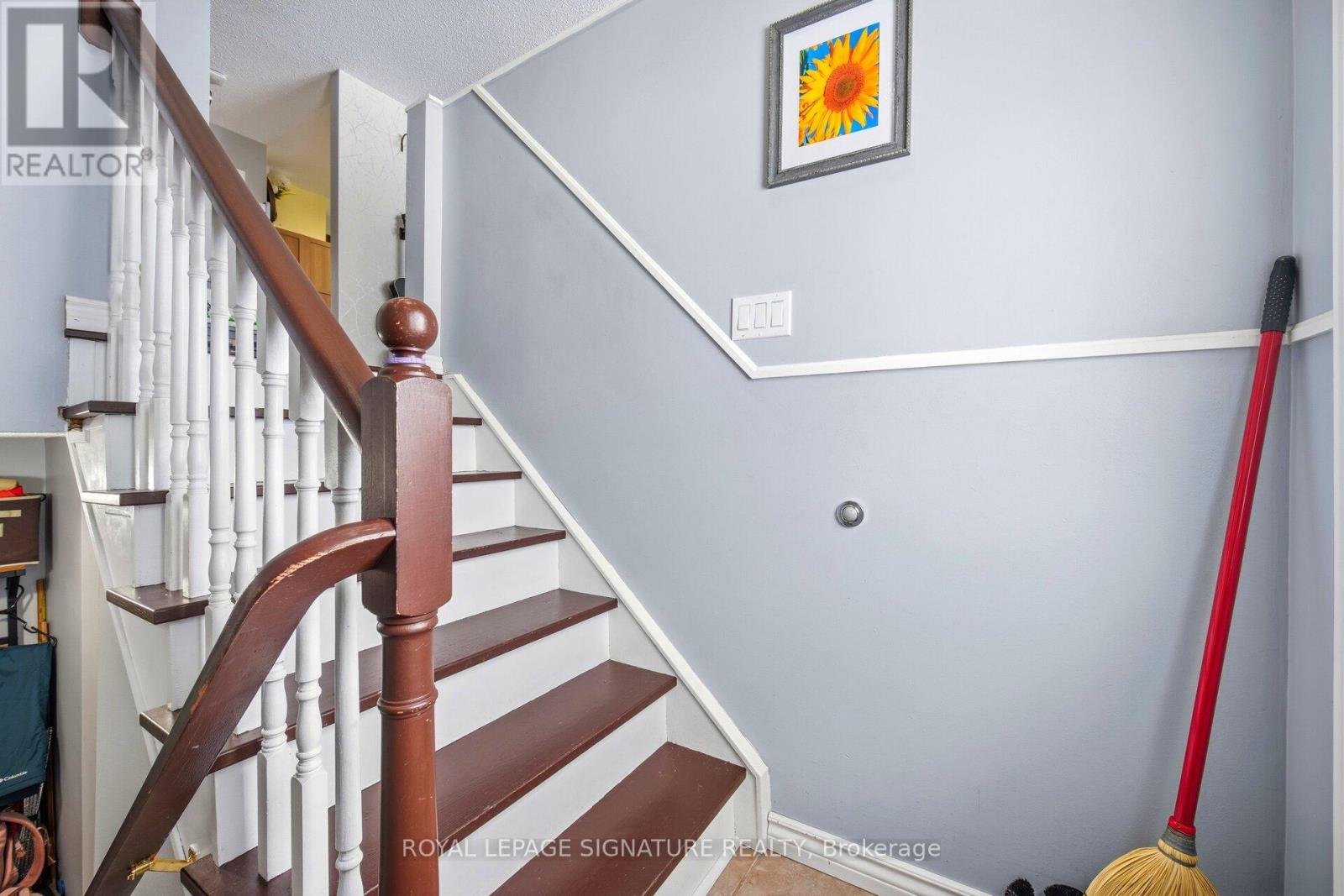 204 Medina Court, Oshawa, Ontario  L1J 7E1 - Photo 6 - E12713500