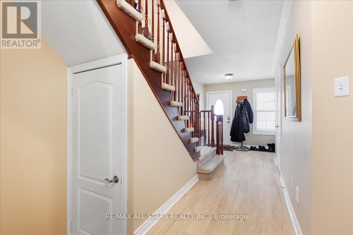 56 Ian Drive, Georgina, Ontario  L4P 4G9 - Photo 11 - N12713528