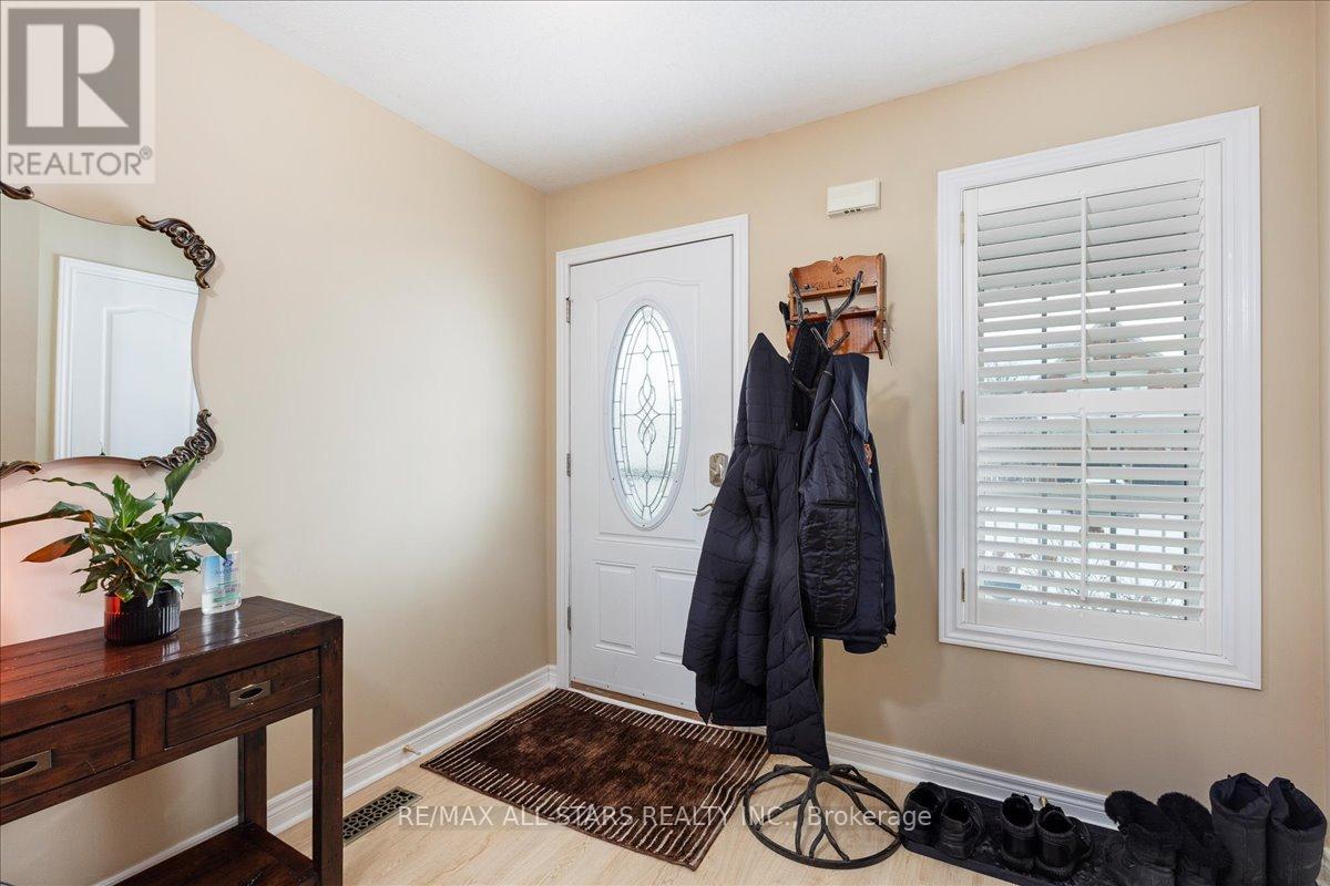 56 Ian Drive, Georgina, Ontario  L4P 4G9 - Photo 9 - N12713528