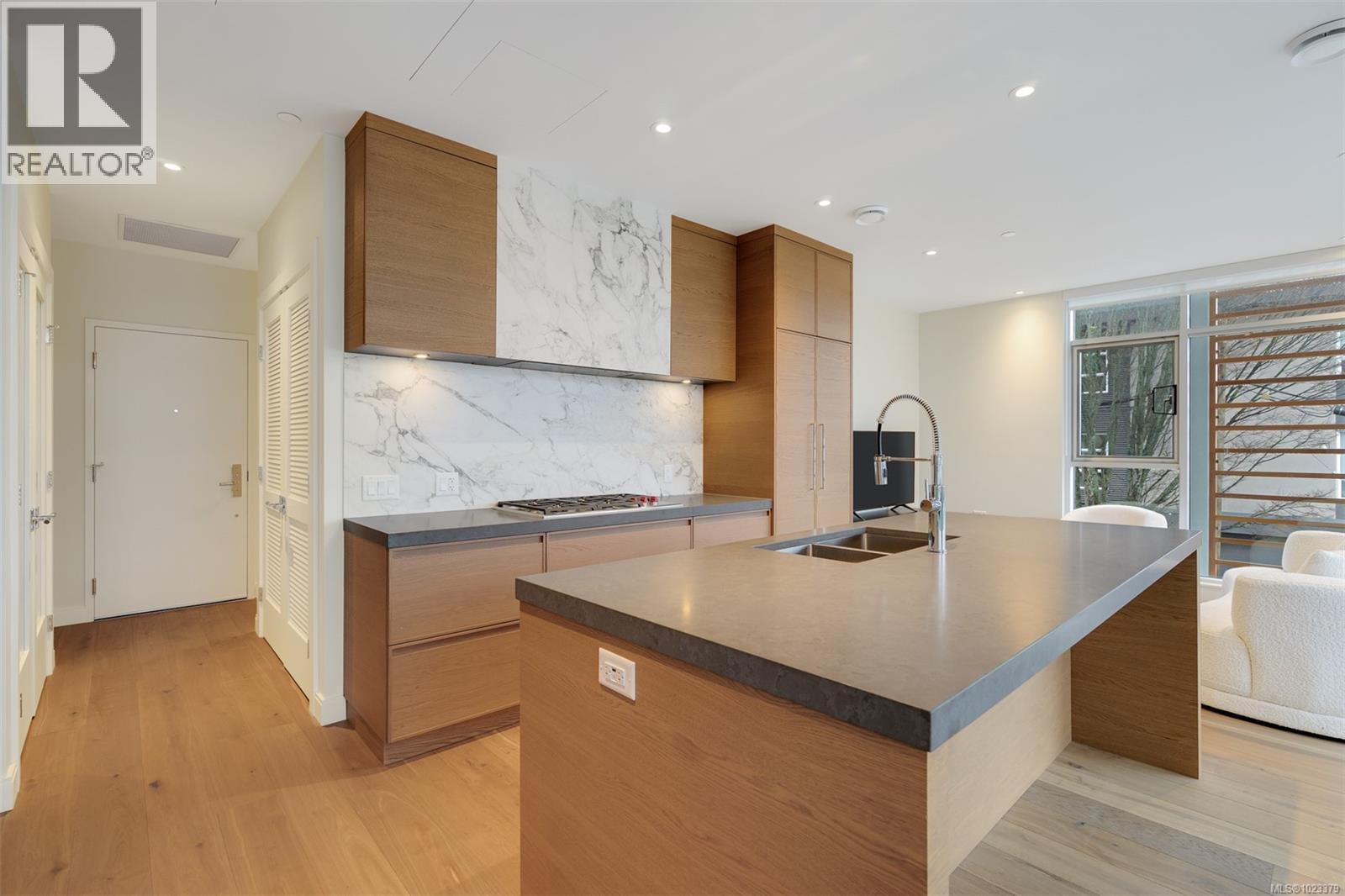 205 1916 Oak Bay Ave, Victoria, British Columbia  V8R 1C7 - Photo 14 - 1023379