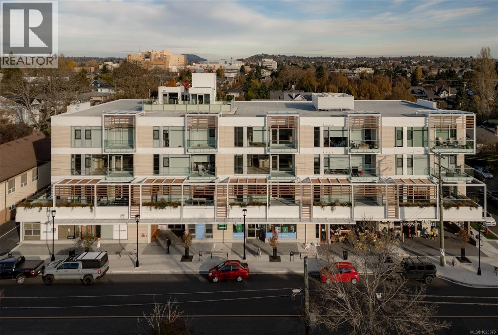 205 1916 Oak Bay Ave, Victoria, British Columbia  V8R 1C7 - Photo 2 - 1023379