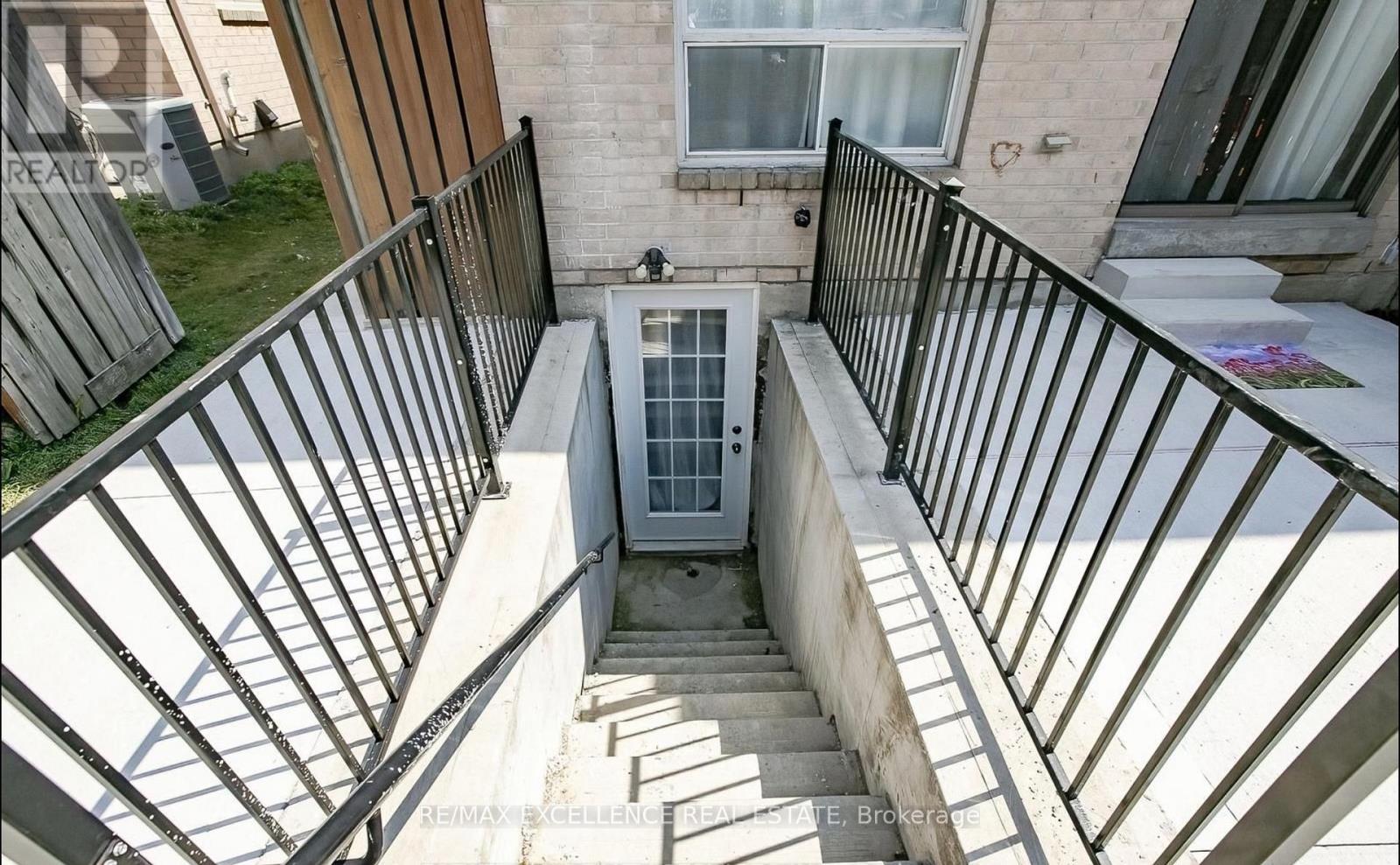 117 Richwood Crescent, Brampton, Ontario  L6X 4N3 - Photo 2 - W12713310