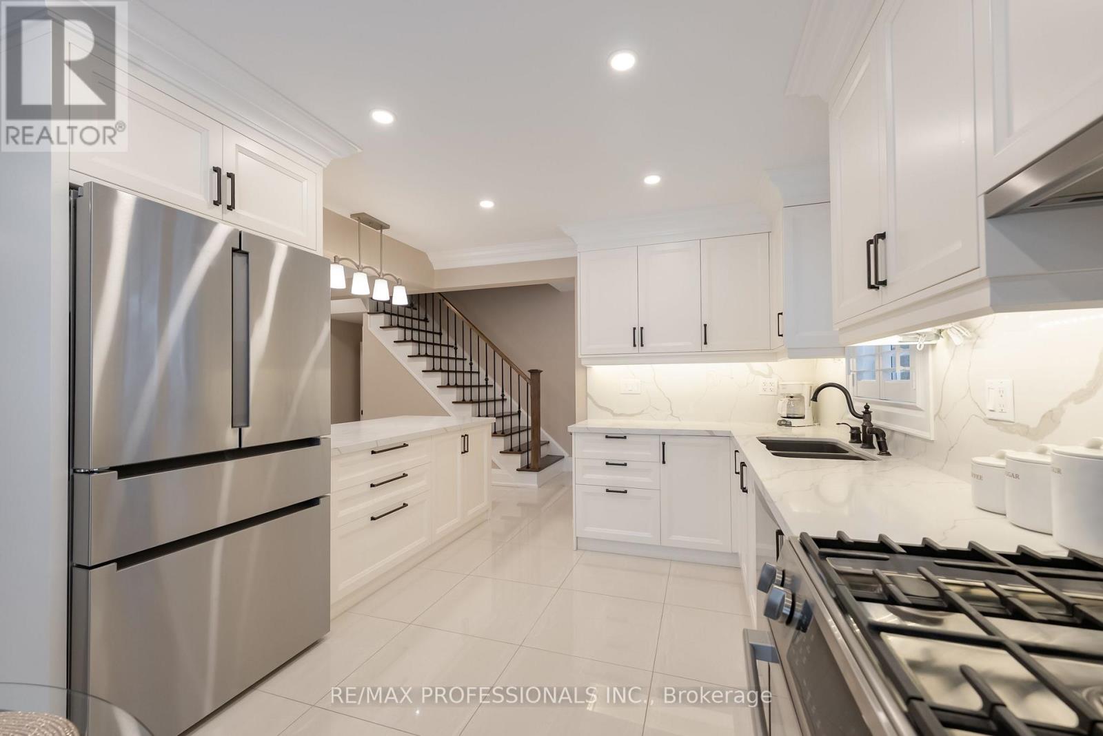 99 Desert Sand Drive, Brampton, Ontario  L6R 1V7 - Photo 8 - W12713352