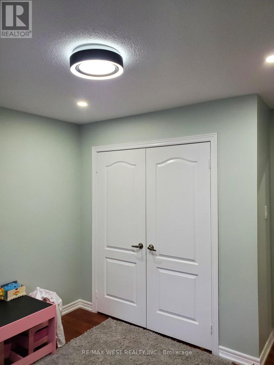 63 Village Lake Crescent, Brampton, Ontario  L6S 6K6 - Photo 18 - W12713482