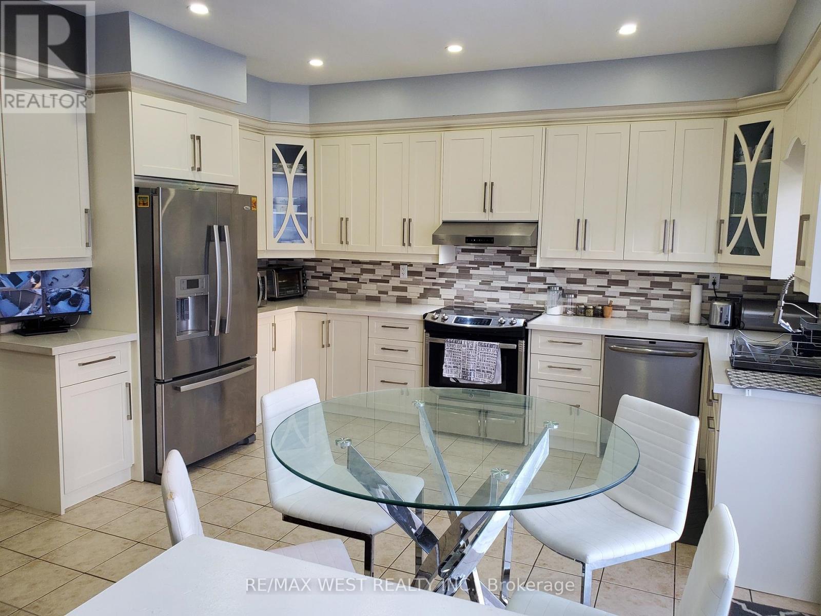 63 Village Lake Crescent, Brampton, Ontario  L6S 6K6 - Photo 2 - W12713482