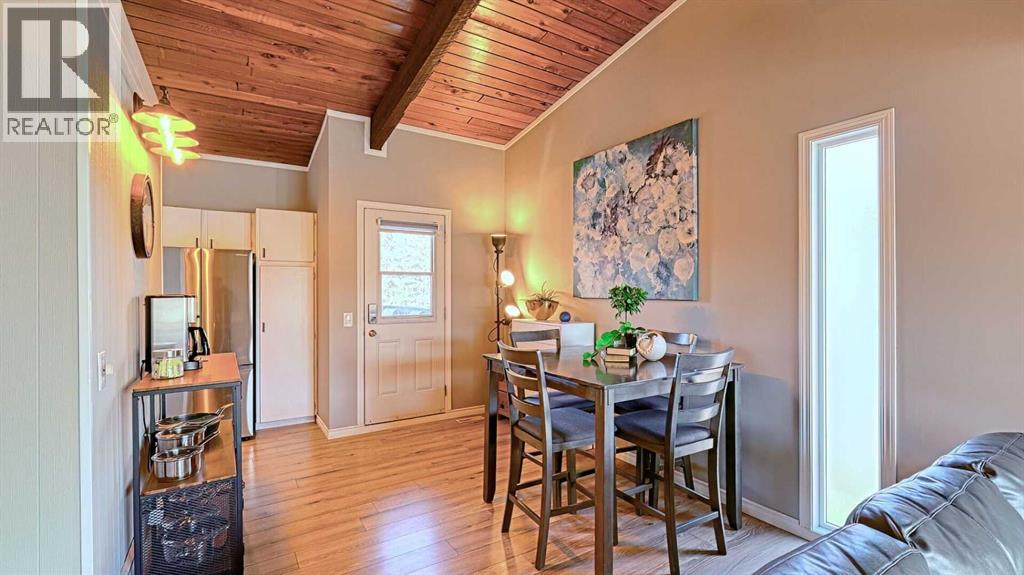 152 Oaktree Lane Sw, Calgary, Alberta  T2V 4E4 - Photo 5 - A2279714