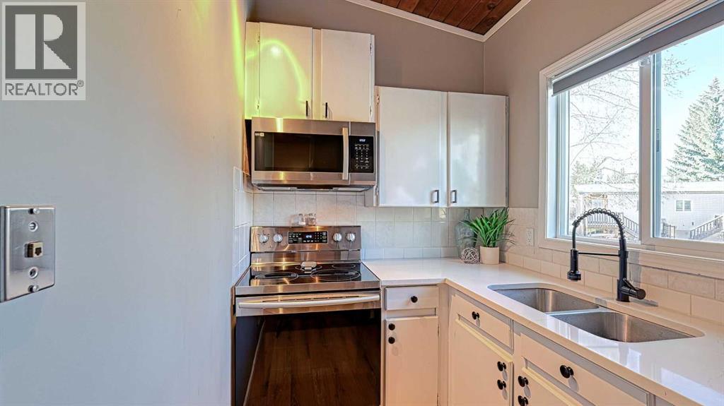 152 Oaktree Lane Sw, Calgary, Alberta  T2V 4E4 - Photo 10 - A2279714