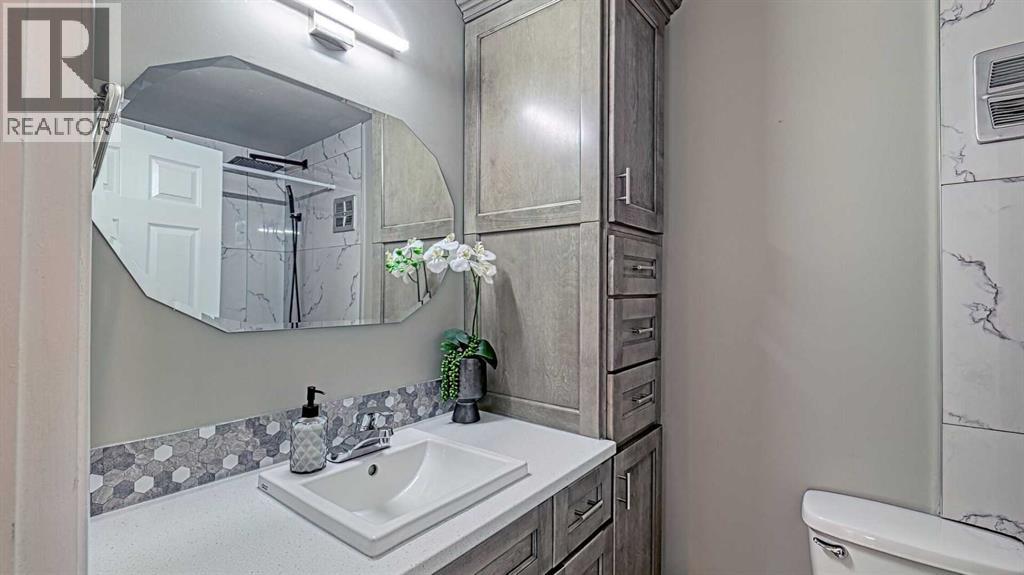 152 Oaktree Lane Sw, Calgary, Alberta  T2V 4E4 - Photo 13 - A2279714