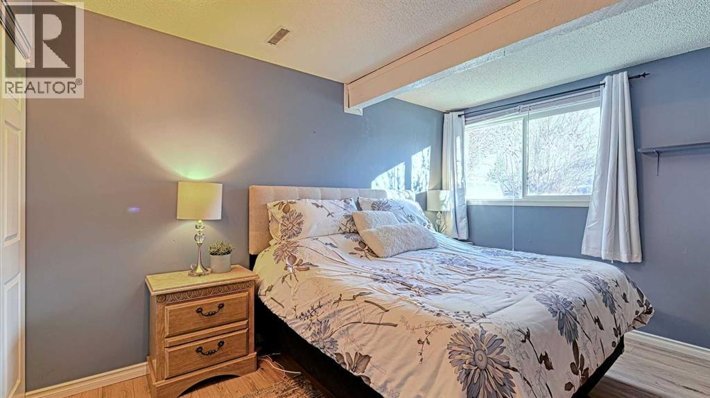 152 Oaktree Lane Sw, Calgary, Alberta  T2V 4E4 - Photo 18 - A2279714