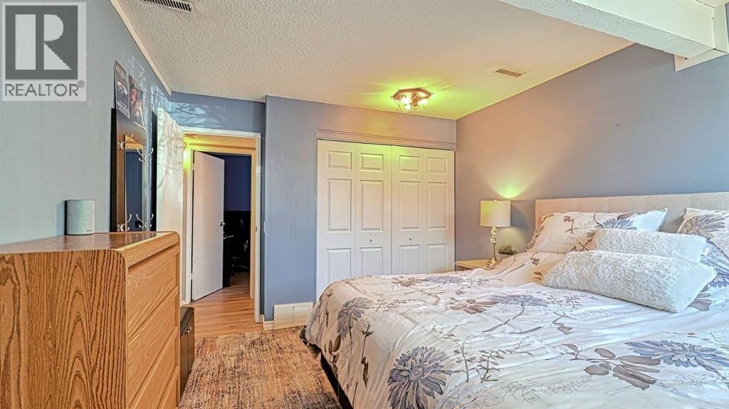 152 Oaktree Lane Sw, Calgary, Alberta  T2V 4E4 - Photo 20 - A2279714