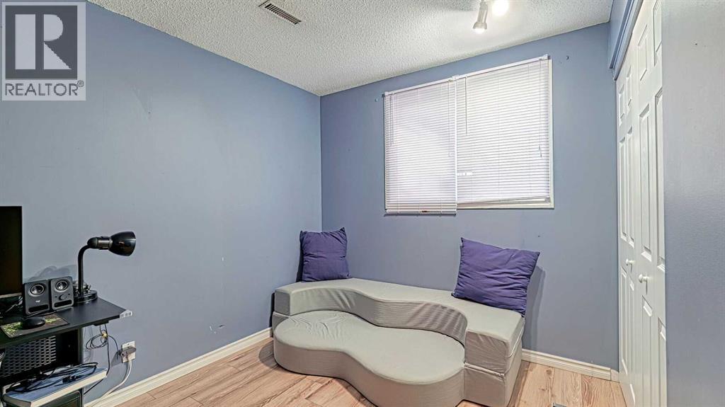 152 Oaktree Lane Sw, Calgary, Alberta  T2V 4E4 - Photo 21 - A2279714