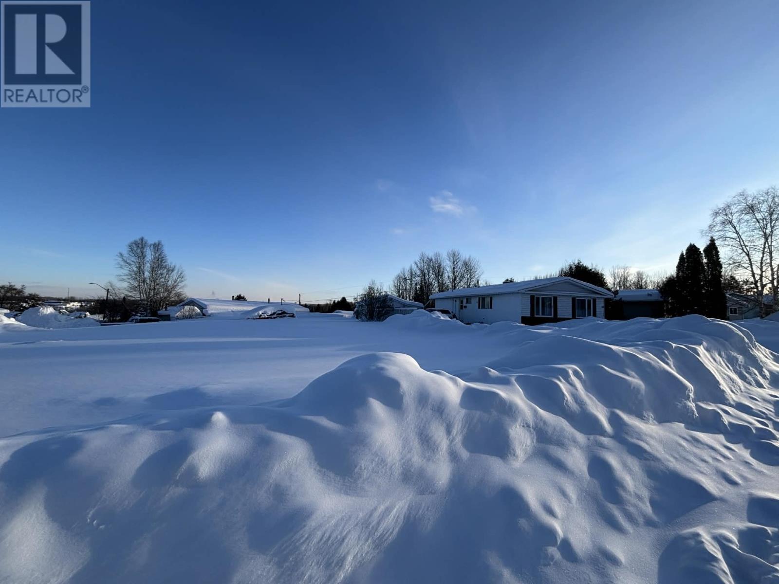 20 Partridge Ave, Manitouwadge, Ontario  P0T 2C0 - Photo 2 - TB2600100