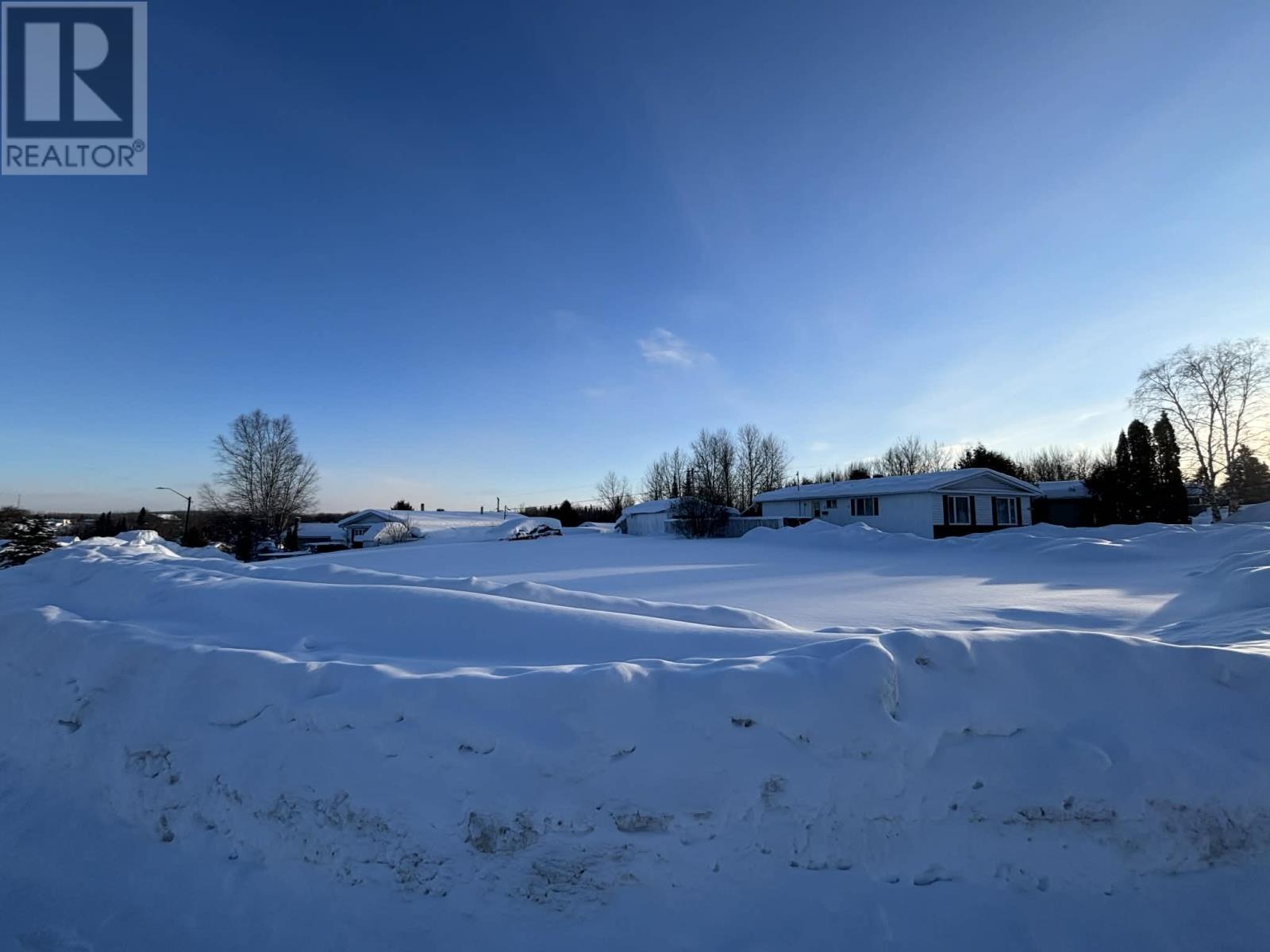 20 Partridge Ave, Manitouwadge, Ontario  P0T 2C0 - Photo 3 - TB2600100