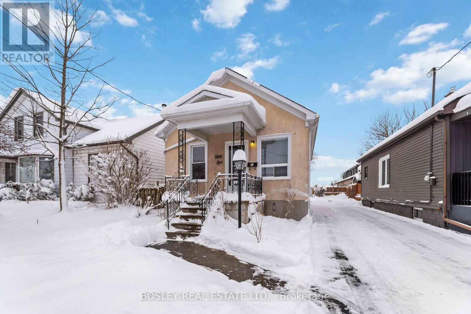 51 Queen Street S, Thorold (Thorold Downtown), Ontario  L2V 3N2 - Photo 2 - X12713656