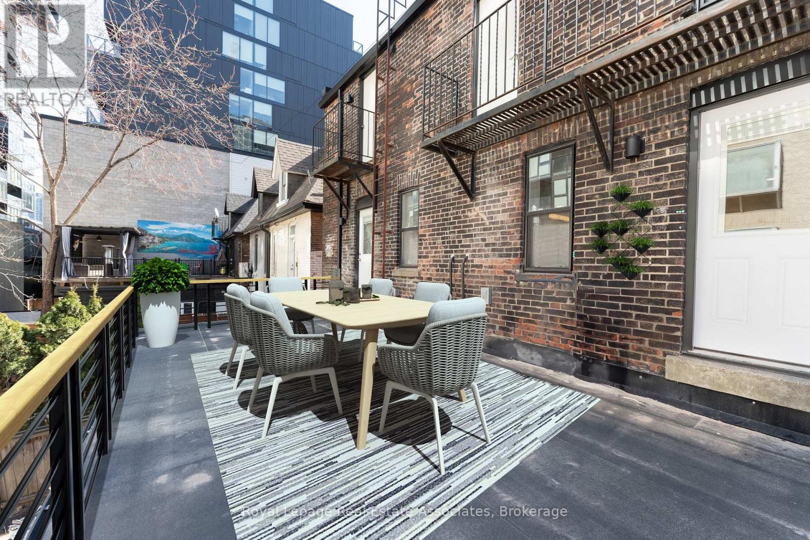 Third Floor Room - 56 Stewart Street, Toronto, Ontario  M5V 1H6 - Photo 2 - C12713700