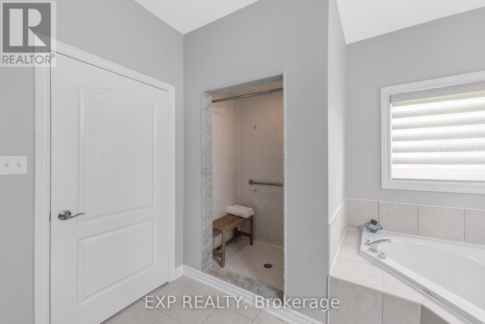 56 Manor Ridge Trail, East Gwillimbury, Ontario  L0G 1M0 - Photo 28 - N12713776