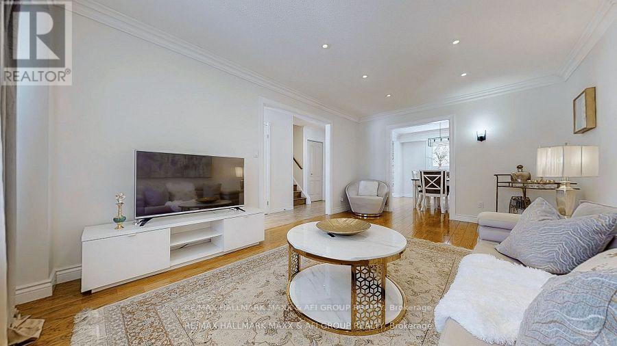 25 Sandusky Crescent, Aurora, Ontario  L4G 3N3 - Photo 4 - N12713830