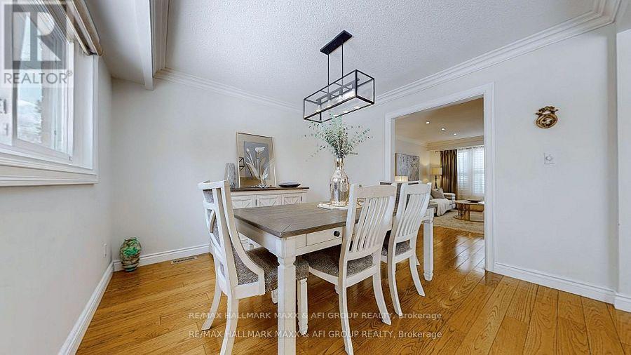 25 Sandusky Crescent, Aurora, Ontario  L4G 3N3 - Photo 7 - N12713830