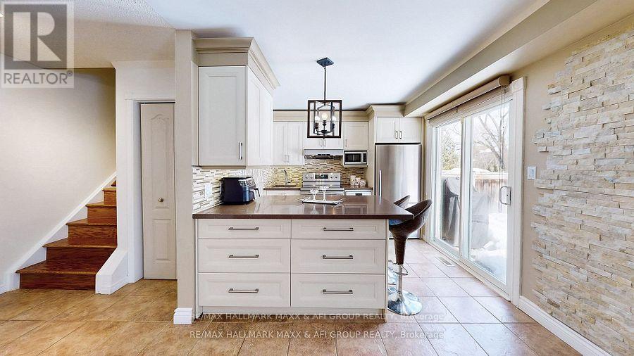 25 Sandusky Crescent, Aurora, Ontario  L4G 3N3 - Photo 9 - N12713830