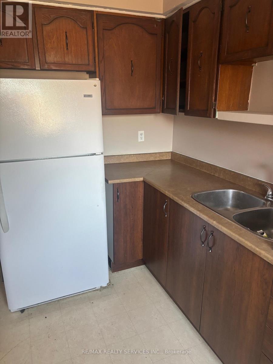 119 Moregate Crescent, Brampton, Ontario  L6S 3K9 - Photo 2 - W12713762