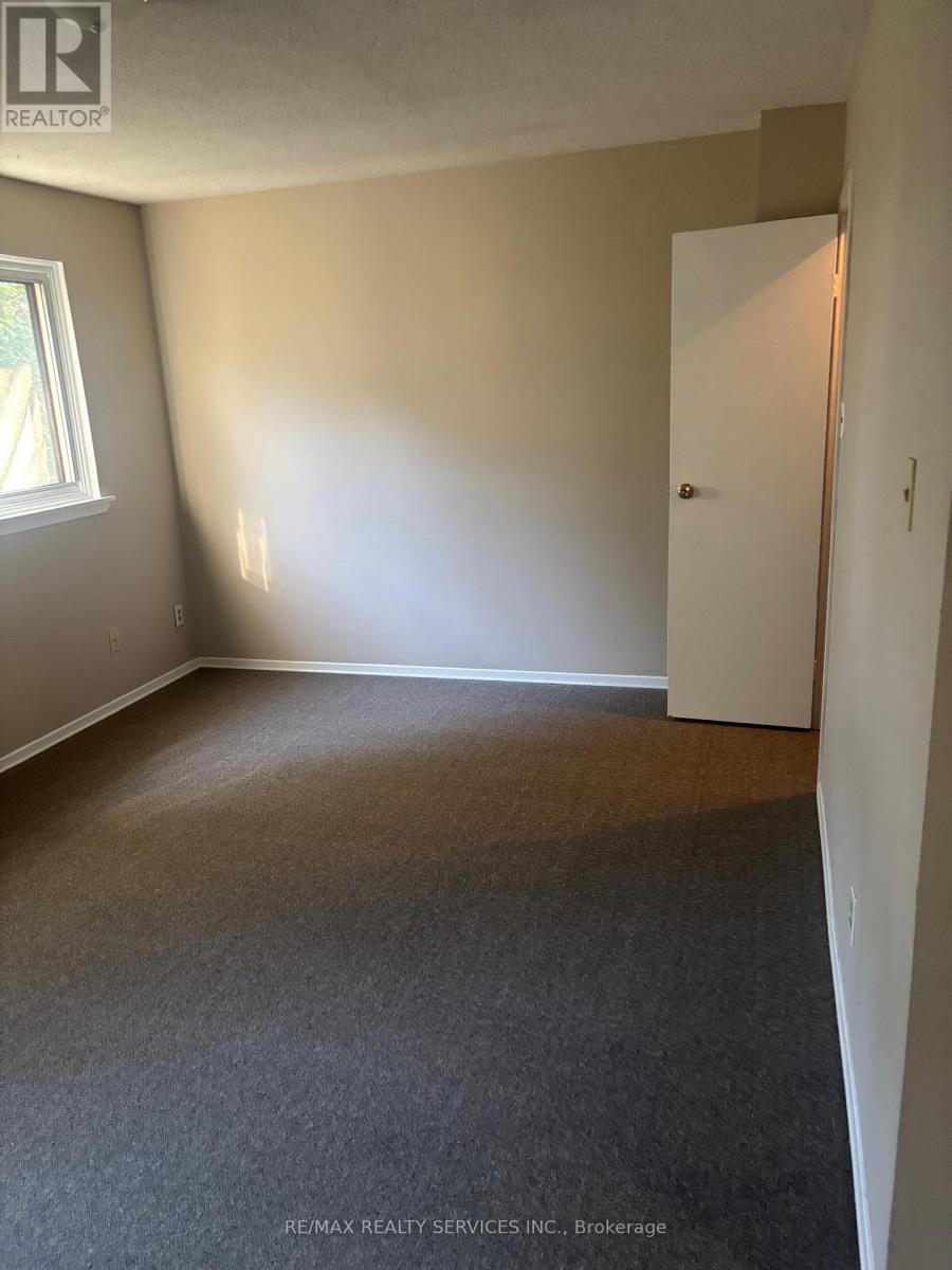 119 Moregate Crescent, Brampton, Ontario  L6S 3K9 - Photo 4 - W12713762