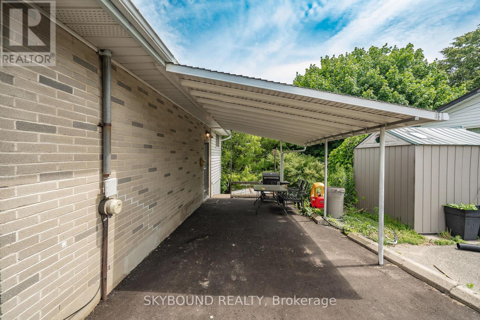 277 Hillside Drive, Woodstock, Ontario N4S 2T9 - Photo 2 - X12713814