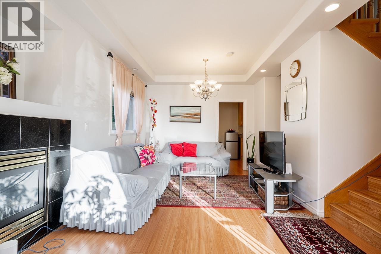 6980 Humphries Avenue, Burnaby, British Columbia  V5E 4N4 - Photo 2 - R3081252