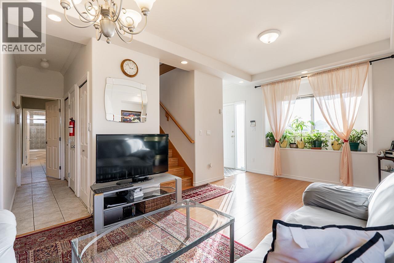 6980 Humphries Avenue, Burnaby, British Columbia  V5E 4N4 - Photo 4 - R3081252