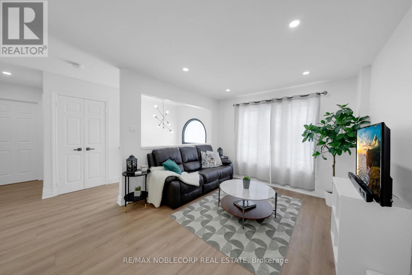 76 Edenbridge Drive, Essa, Ontario  L3W 0K8 - Photo 4 - N12713890