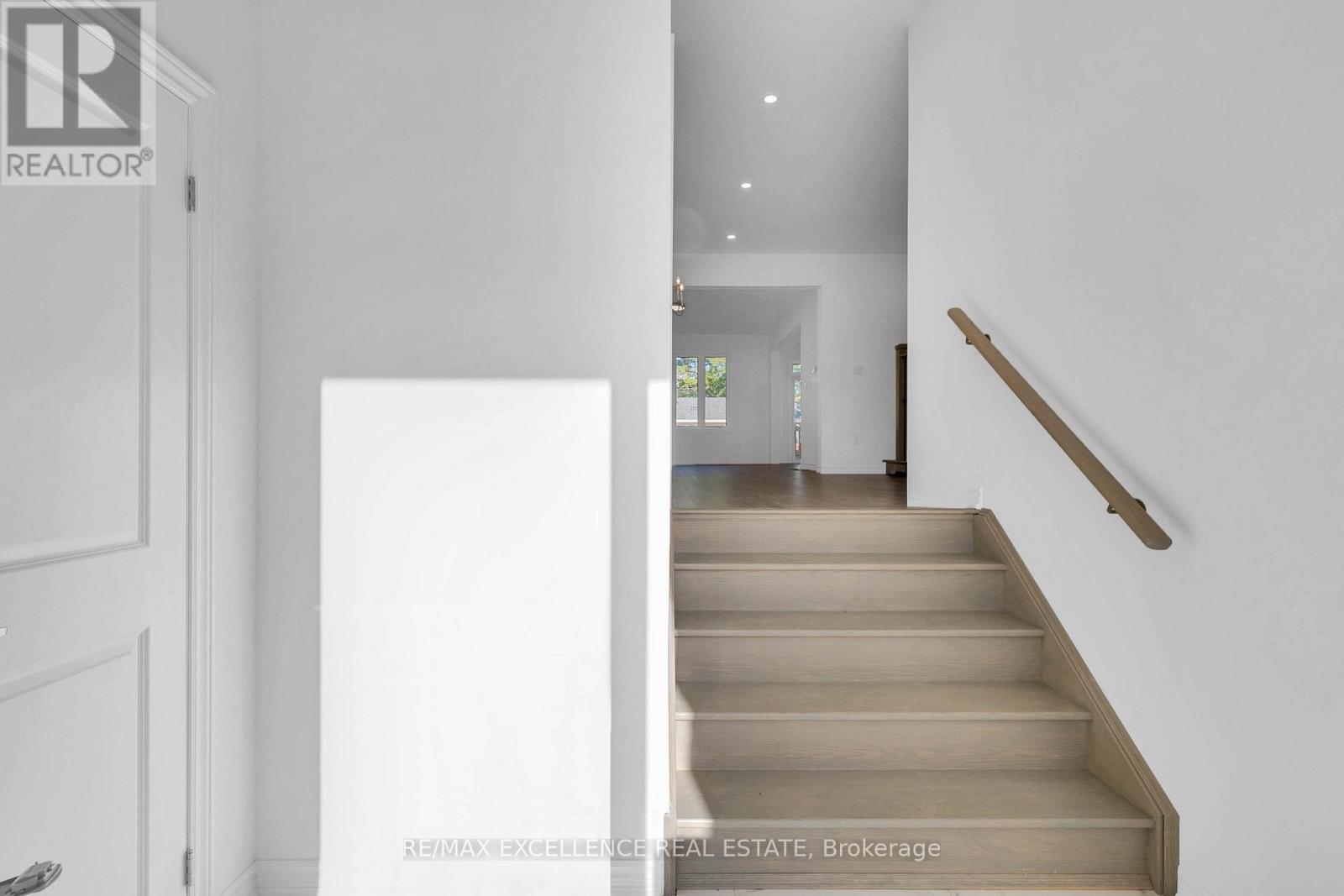 91 Berkely Street, Wasaga Beach, Ontario  L9Z 2N6 - Photo 3 - S12713936