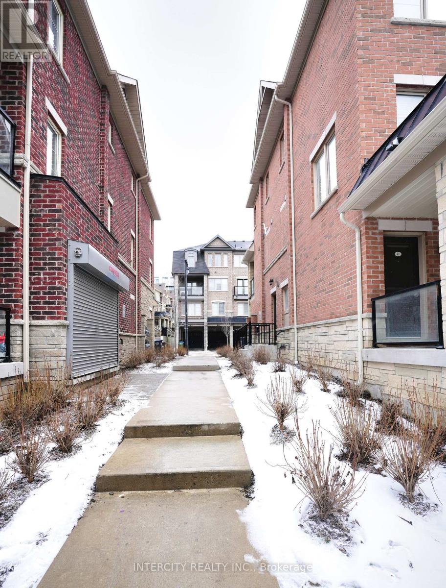 41 - 200 Veterans Drive, Brampton, Ontario  L7A 4S6 - Photo 1 - W12713882