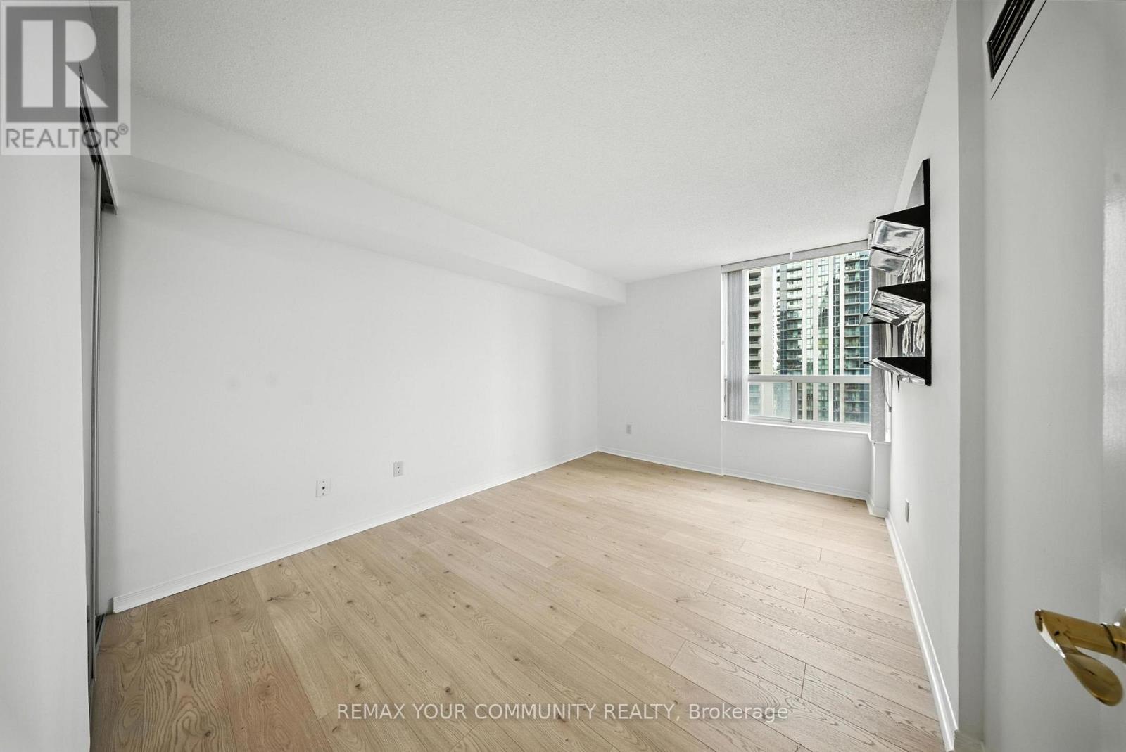 1404 - 330 Rathburn Road W, Mississauga, Ontario  L5B 3Y1 - Photo 10 - W12713938