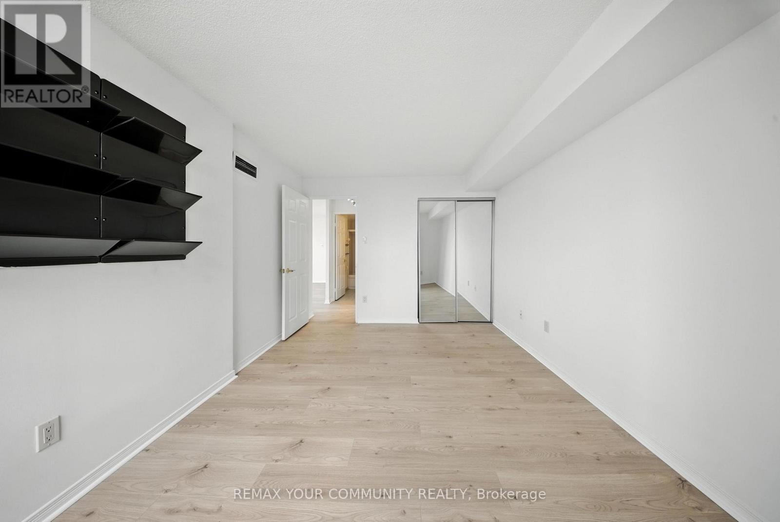 1404 - 330 Rathburn Road W, Mississauga, Ontario  L5B 3Y1 - Photo 11 - W12713938