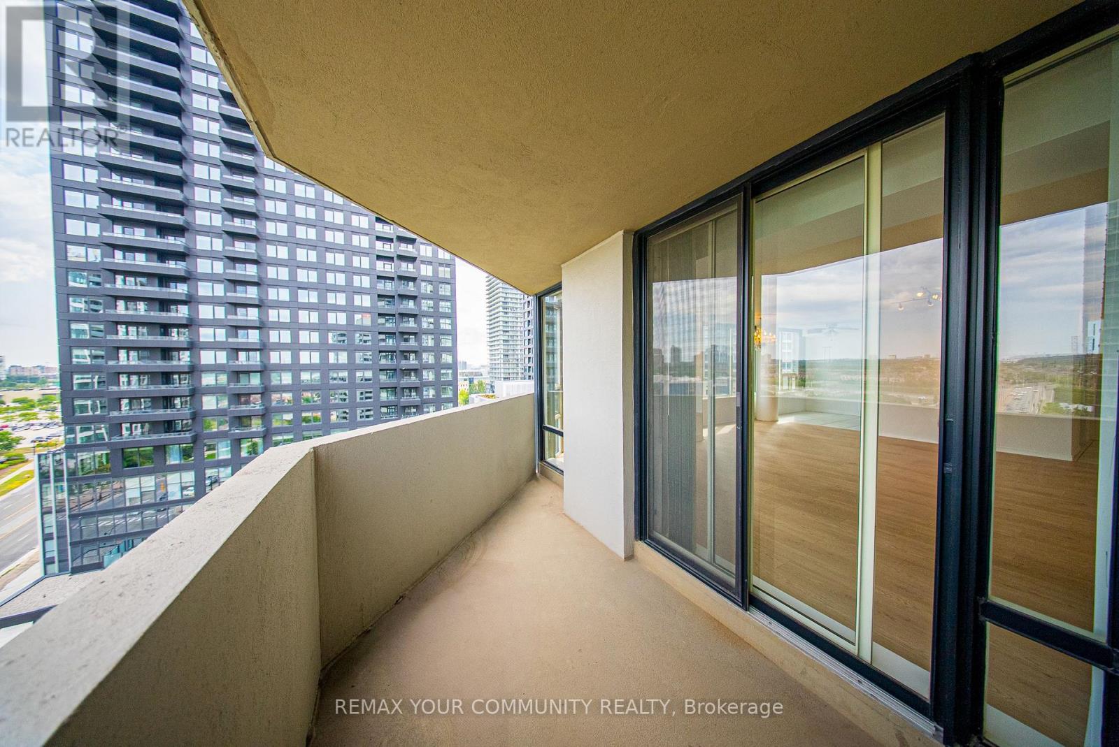 1404 - 330 Rathburn Road W, Mississauga, Ontario  L5B 3Y1 - Photo 18 - W12713938