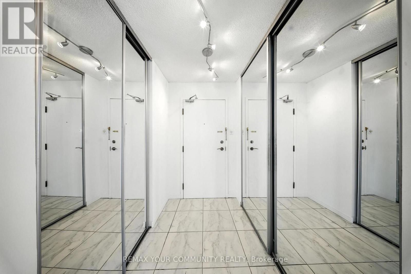 1404 - 330 Rathburn Road W, Mississauga, Ontario  L5B 3Y1 - Photo 2 - W12713938