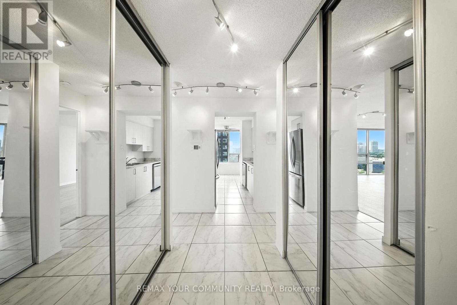 1404 - 330 Rathburn Road W, Mississauga, Ontario  L5B 3Y1 - Photo 3 - W12713938