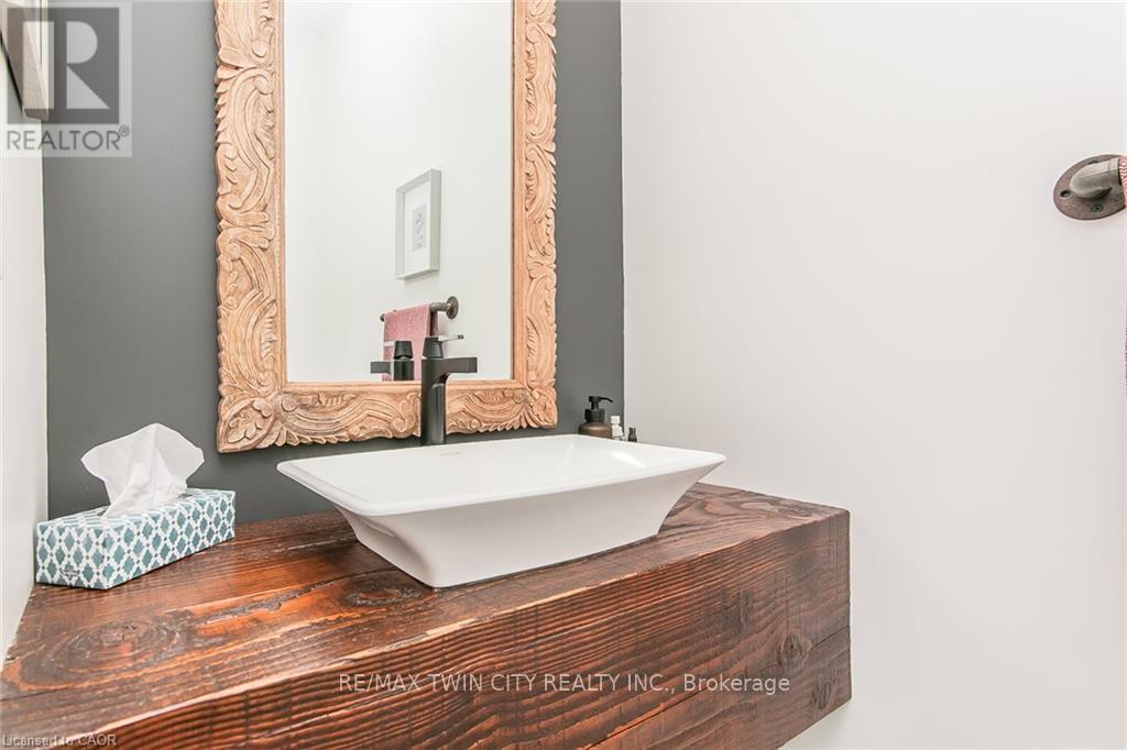 141 Ruth Anne Place W, Mapleton, Ontario  N0G 2K0 - Photo 11 - X12713892