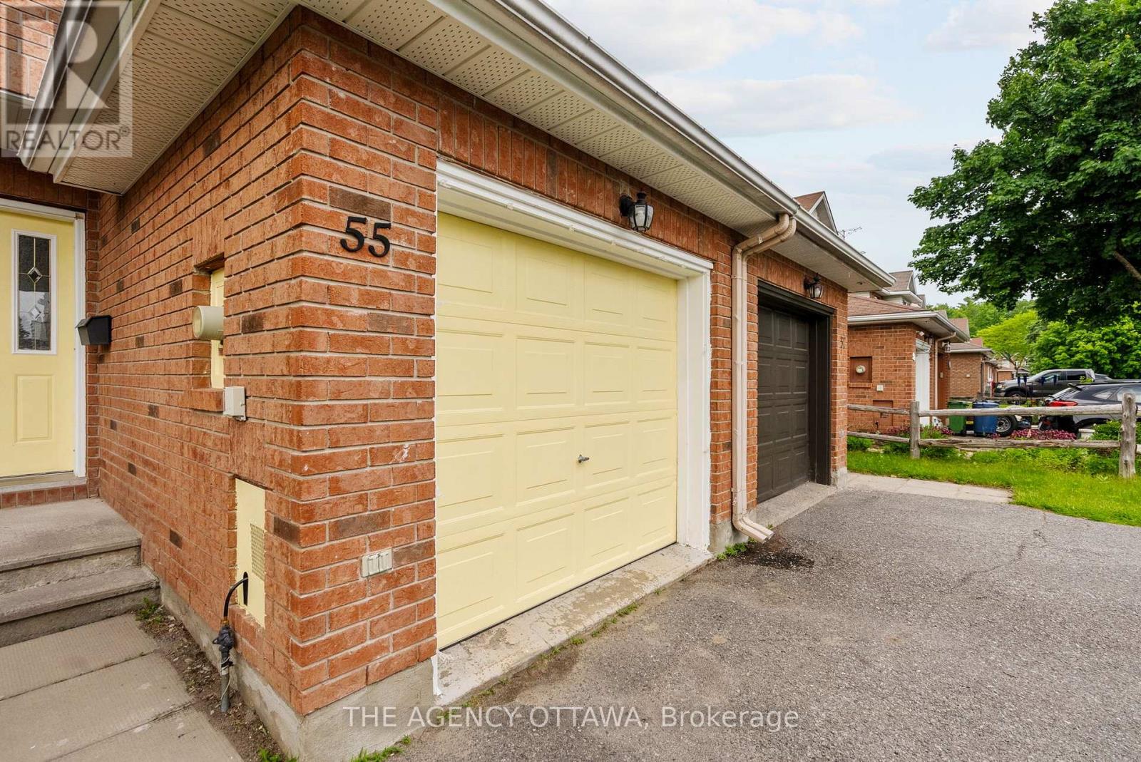 55 Springcreek Crescent, Ottawa, Ontario  K2M 2M2 - Photo 2 - X12714114