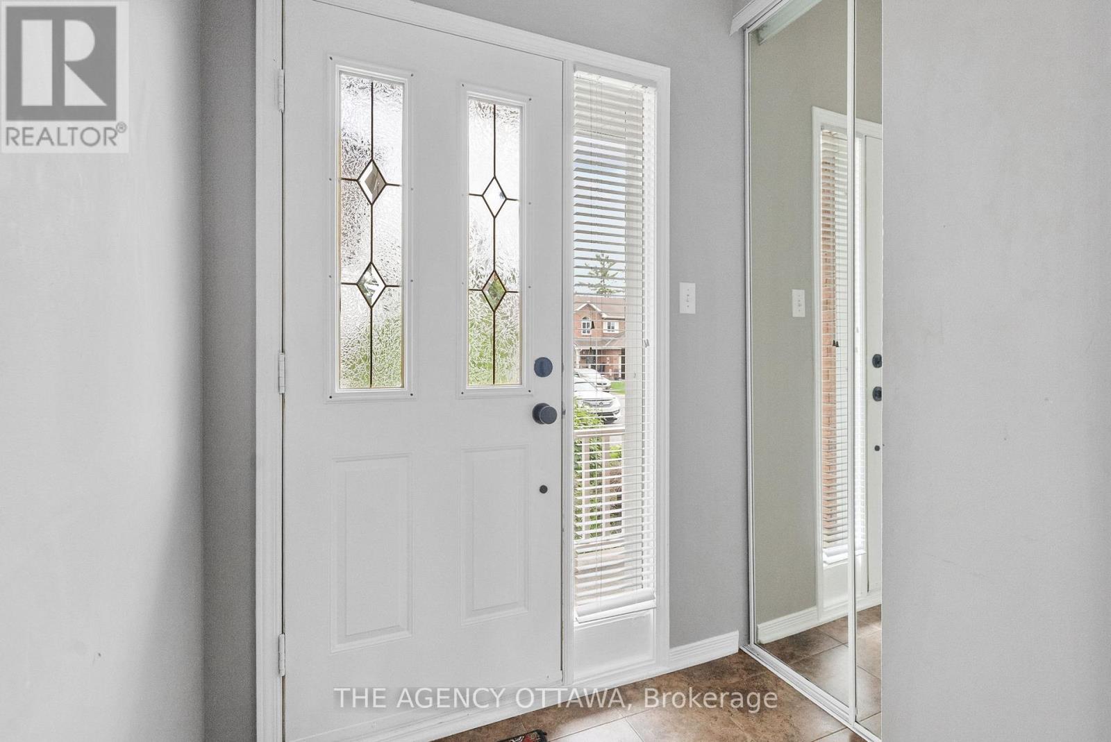 55 Springcreek Crescent, Ottawa, Ontario  K2M 2M2 - Photo 4 - X12714114