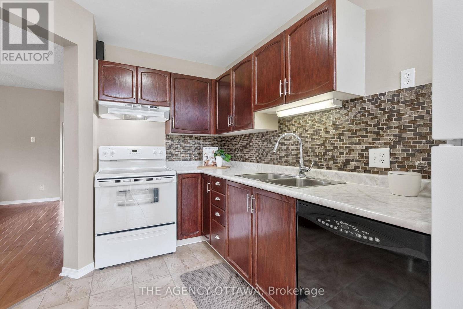 55 Springcreek Crescent, Ottawa, Ontario  K2M 2M2 - Photo 9 - X12714114