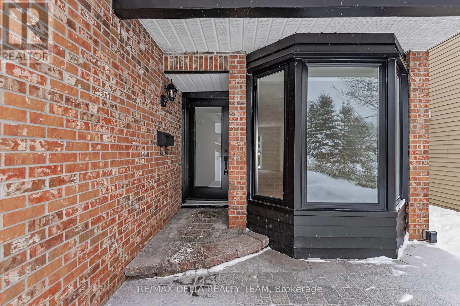 1843 Brousseau Crescent, Ottawa, Ontario  K1C 2Y5 - Photo 2 - X12714182