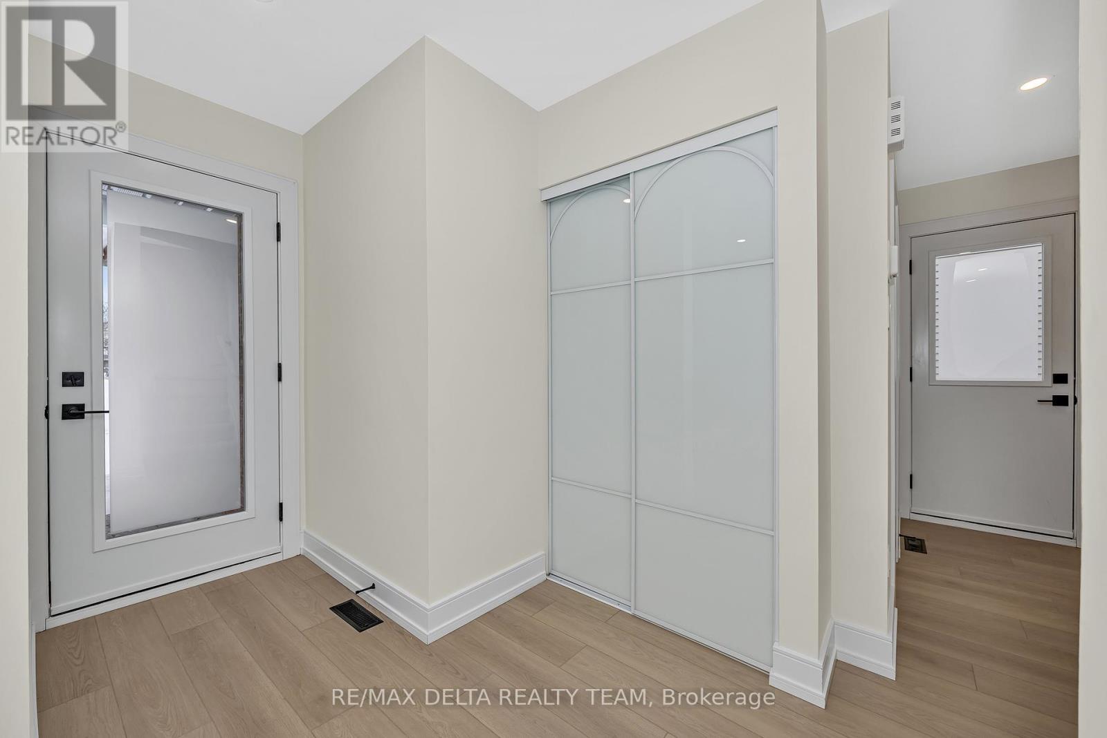 1843 Brousseau Crescent, Ottawa, Ontario  K1C 2Y5 - Photo 3 - X12714182