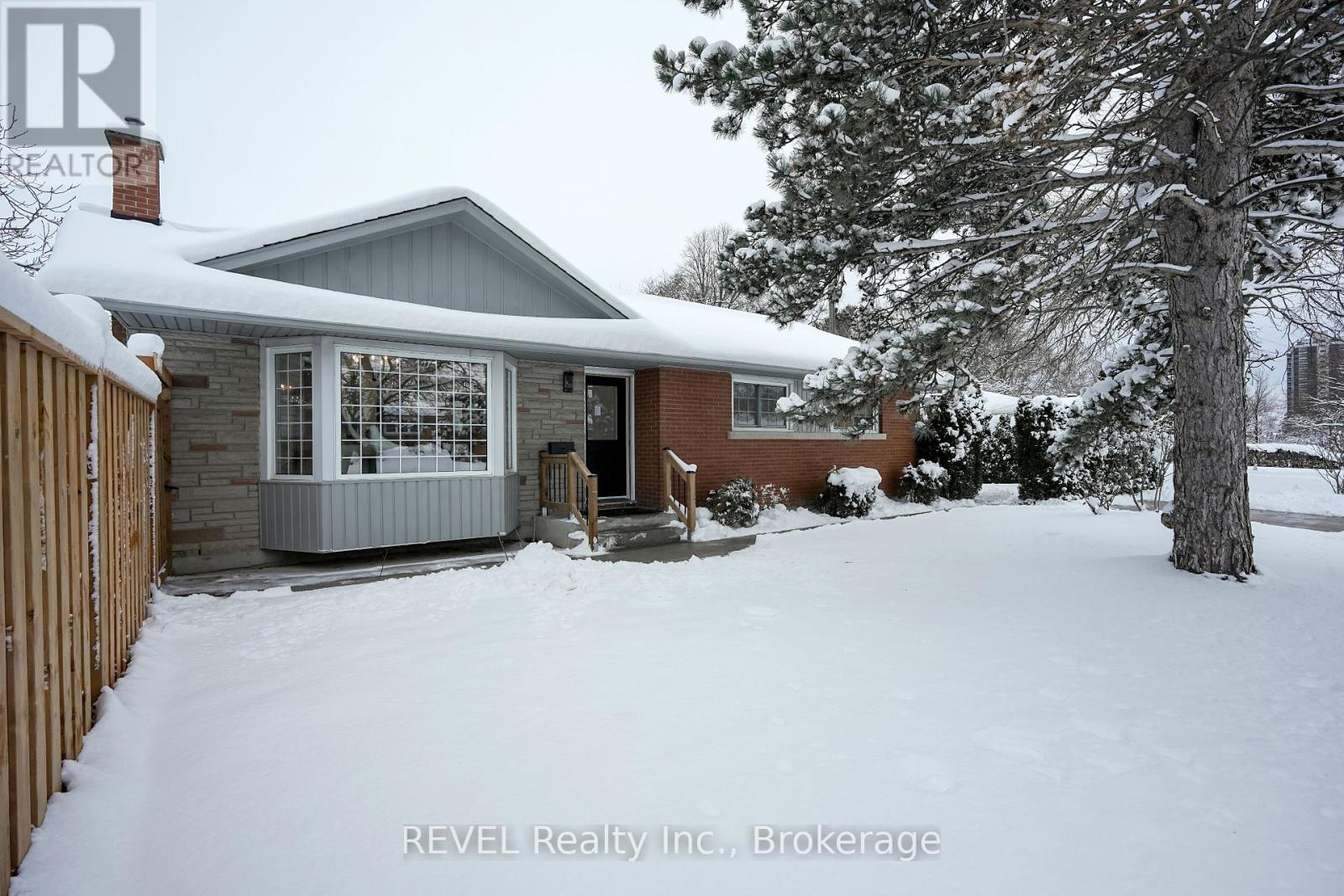26 Cullen Drive, St. Catharines (Glendale/glenridge), Ontario  L2T 3H1 - Photo 2 - X12714024