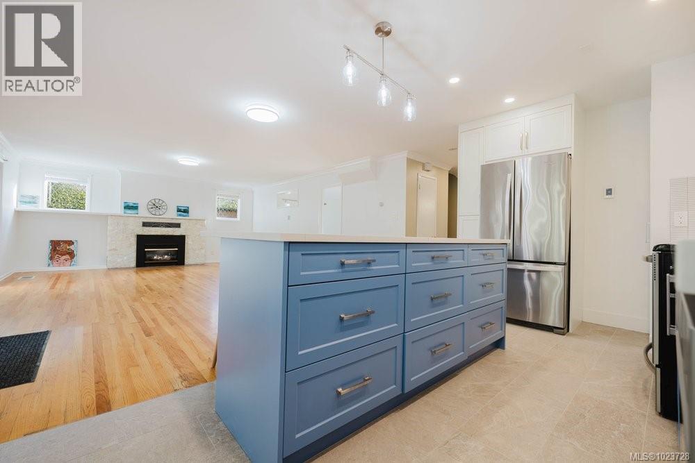 4815 Cordova Bay Rd, Saanich, British Columbia  V8Y 2J8 - Photo 16 - 1023728