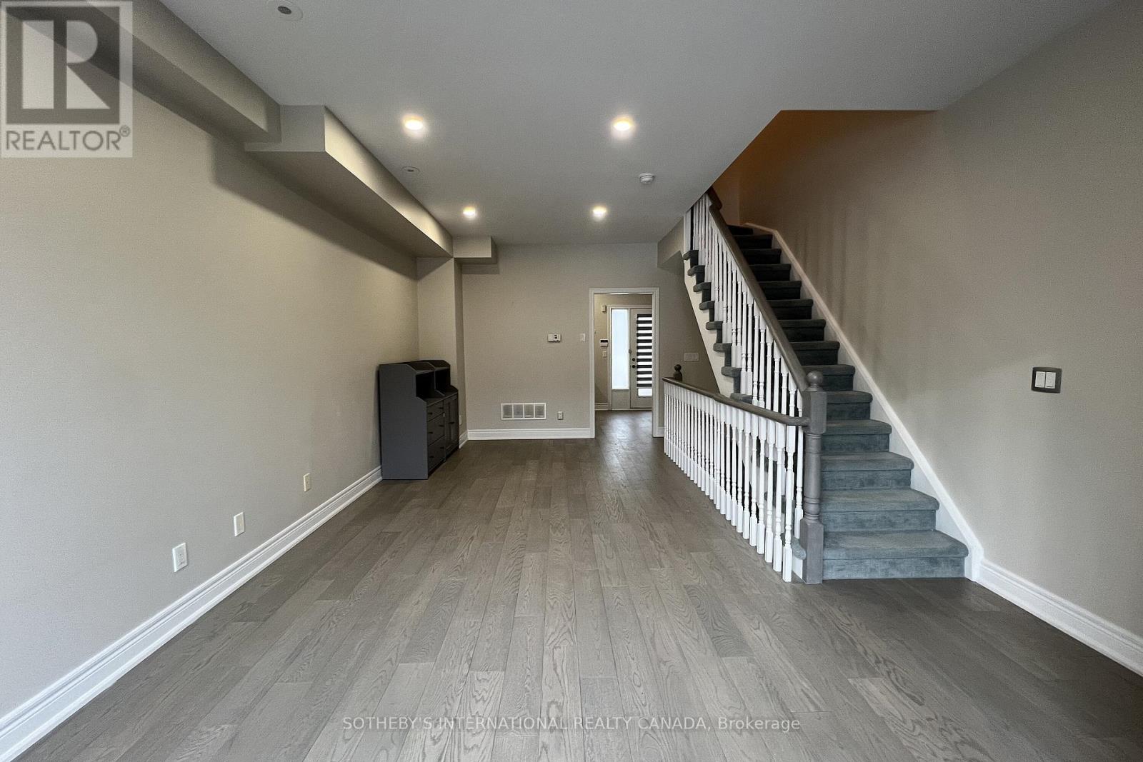 70 Suncrest Boulevard, Markham, Ontario  L3T 7Y1 - Photo 5 - N12714174